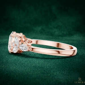 Bague de fiançailles en moissanite taille ovale en or rose, avec grappe de marquises, style floral vintage, pour femme - Product Image 2