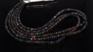 ลูกปัดโอปอลสีดำธรรมชาติคุณภาพเยี่ยม รูปทรงกลมเรียบ ขนาด 4-4.5 มม. โอปอลเอธิโอเปียเวโล ลูกปัดพลอยโอปอลสีดำเงางาม ขนาด 16 นิ้ว - Product Image 5