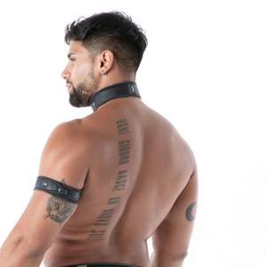 Brazalete de Neopreno con Aspecto de Cuero para Hombre, Negro/Rojo, Ajustable, Ecológico, de Secado Rápido y Transpirable - Product Image 6