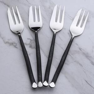 Elegantes tenedores plateados con mangos curvos negros, ideales para comidas familiares, cenas en casa, restaurantes, hoteles y uso en servicios de catering. - Product Image 5