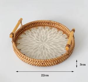 Plateau élégant en nacre et rotin, idéal pour les paniers-cadeaux et comme centre de table pour la salle à manger ou la table basse - Product Image 2