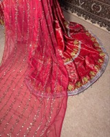 Robe longue afghane de luxe avec corsage en velours premium, broderie complexe en fil doré et jupe évasée massive.