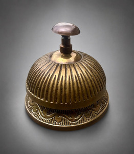 Campana de escritorio redonda de latón antiguo marrón hecha a mano, campana de servicio vintage para recepción de hotel u oficina - Product Image 1