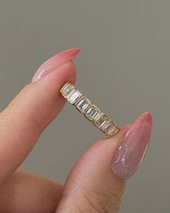 Anillo de Eternidad con Diamantes Cultivados en Laboratorio y Esmeraldas - Anillo de Boda con Diamantes y Esmeraldas de 1.86 TCW en Oro Sólido - Product Image 1