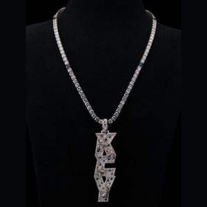 จี้ห้อยคอฮิปฮอปแบบกำหนดเองได้ หรูหรา เงินแท้ 925 ชุบทองคำขาว ประดับเพชรโมอิสซาไนต์ ตัวอักษรย่อ สไตล์แร็ปเปอร์ สำหรับงานปาร์ตี้ - Product Image 1