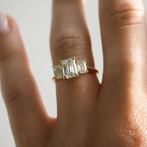 Anillo de Oro Amarillo con Tres Diamantes Cultivados en Laboratorio con Corte Esmeralda - Product Image 4