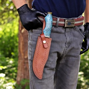 Couteau de chasse artisanal en acier Damas avec manche en résine bleue de qualité supérieure et étui en cuir véritable - Product Image 6