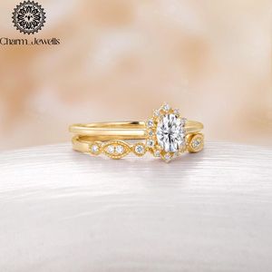 Bague de fiançailles Charm_Jewells pour femme, plaquée or 18 carats, avec moissanite taille coussin, sertissage classique à griffes, accents pavés, motif floral - Product Image 6