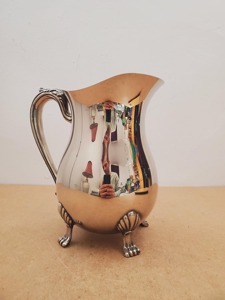 Jarra con acabado plateado de primera calidad, con asa ornamentada y base, perfecta para decoración del hogar y servicio de invitados, venta al por mayor desde India. - Product Image 5