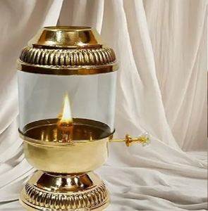 Sofisticada lámpara de aceite de latón elevada con un elegante pico y una base bellamente tallada. Disponible a precios de mayorista. - Product Image 4