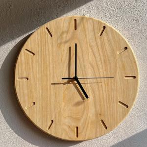 Horloge murale ronde en bois de luxe avec points 3D en relief, aiguilles blanches minimalistes, mouvement silencieux, design moderne et décoratif - Product Image 2