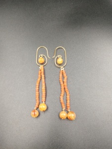 Boucles d'oreilles en perles plaquées or Amaira Jewels, forme goutte d'eau, bijoux minimalistes pour femmes, à porter tous les jours, pour les occasions hindoues - Product Image 5