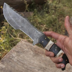 Cuchillo de caza y camping industrial hecho a mano con hoja serrada de 12 pulgadas de largo total, punta de clip, acero de Damasco y mango de cuerno. - Product Image 1
