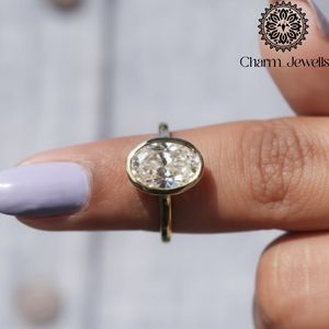 แหวนมอยซาไนต์ทรงวงรี Charm_Jewells ทอง 18K ประดับแบบ Bezel Setting แหวนหมั้นคลาสสิก เครื่องประดับสำหรับทุกเพศ - Product Image 3