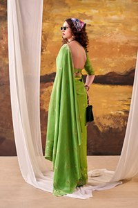 Elegante Saree de Crepé Rivanshi con Blusa de Diseño - Product Image 3