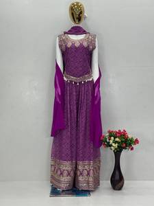 Ensemble prêt-à-porter composé d'un haut en faux georgette avec imprimé numérique design et broderies, d'un pantalon palazzo et d'un dupatta. - Product Image 4