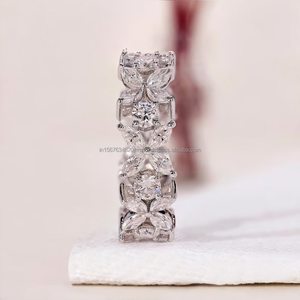 Anillo de Diamantes con Corte Marquesa y Redondo en Oro Blanco con Brillantes Piedras Laterales, Anillo de Compromiso Clásico para Novia, Regalo de Aniversario - Product Image 4