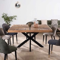 Table à manger carrée Vandana Ivory Field 140 cm, finition acacia chevron avec pieds en métal noir croisés