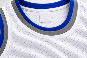 Maillot de basket-ball blanc sans manches pour homme, en mesh, avec bordure bleu-gris, uniforme sportif personnalisé - Product Image 5