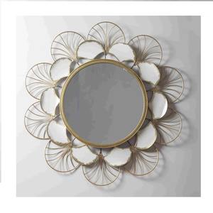Miroir élégant et créatif en métal de qualité assurée, qui apporte symétrie et harmonie aux espaces de vie. - Product Image 1