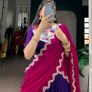 Lehenga en soie de créateur avec broderies fantaisie, style pakistanais, pour demoiselles d'honneur ou événements de mariage - Product Image 1