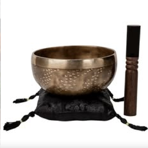 Cuenco tibetano de latón con acabado antiguo oscuro y borde pulido brillante, incluye mazo y cojín, disponible a precios de mayorista. - Product Image 3