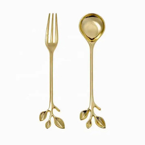Serveur à salade moderne de luxe en acier inoxydable doré avec poignée au design feuille élégante, compatible lave-vaisselle pour la maison et les restaurants - Product Image 1