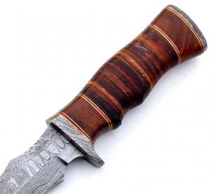 Couteau à lame fixe multi-ébavures en acier Damas forgé à la main, outil artisanal d'extérieur avec manche en cuir et bois empilés - Product Image 4