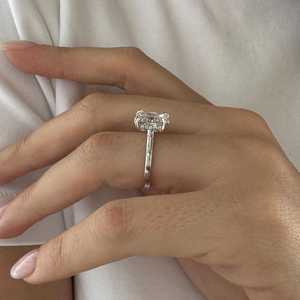 Anillo de Compromiso con Halo Oculto y Corte Alargado de 2.5 Quilates, Engaste de Doble Garra, Oro Blanco, Certificado IGI - Product Image 4