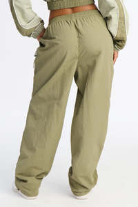 กางเกงขายาวทรงหลวมสีเขียวมะกอกสำหรับผู้หญิง OEM ผ้าบางเบา สไตล์สตรีท  ผู้จำหน่ายขายส่ง กางเกงผู้ชาย - Product Image 4