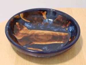 Bol de service UO en résine époxy violette et bois d'érable, bol à salade artisanal en résine violette et bois naturel par UO - Product Image 5