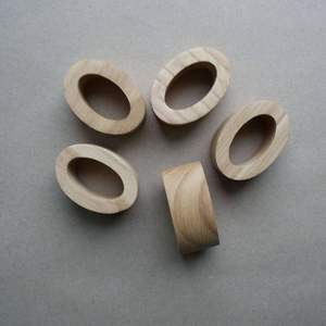 Anneau de serviette en bois écologique avec texture naturelle pour une mise en scène de table durable et une utilisation hôtelière - Product Image 2