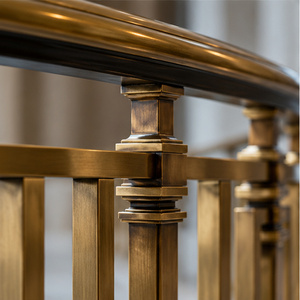 Balustrades d'escalier classiques en bronze avec poteaux carrés, colliers à marches et barres verticales droites pour intérieurs raffinés - Product Image 2