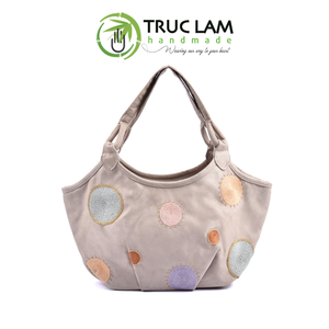 Sac de voyage tendance fait main en suède avec oreilles de lapin, orné de perles de verre cousues à la main, motifs O, écologique - Product Image 1