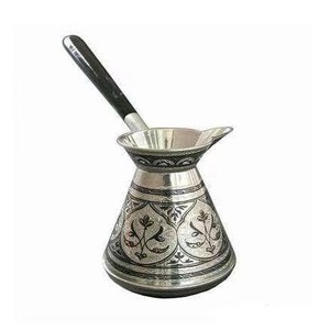 Cafetera turca de metal estilo oriental con mango y cuchara incluidos. - Product Image 1