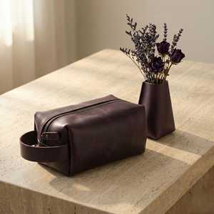 Vintage Style Leather Zipper Portable Quick Dry Cosmetic Bag with Customized Color & Logo High Quality Wholesale - Product Image 4