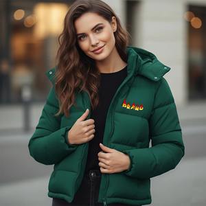 Veste matelassée verte à capuche avec logo brodé, fermeture éclair, coupe-vent, manteau d'hiver décontracté, longueur courte, rembourrage épais en polyester - Product Image 4