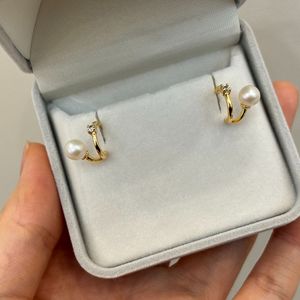 Pendientes de Perlas AK de Agua Dulce Estilo Japonés con Incrustaciones de Oro de 14k y Mejoras de Diamantes, Compactos y Elegantes - Product Image 4