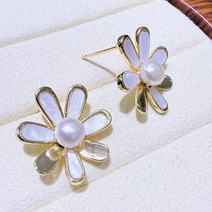 Pendientes de Perlas de Agua Dulce con Flores Blancas Dulces, Agujas de Plata S925 de Alta Gama con Pétalos, Joyería de Perlas con Sensación de Alta Gama - Product Image 4