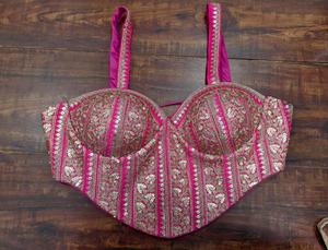 Blouse de sari de mariée rose vif, richement brodée avec des travaux de Zari et de sequins - Product Image 2