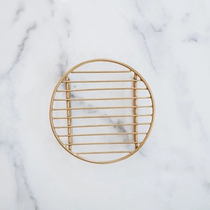 Dessous de plat rond en métal doré résistant à la chaleur et design robuste pour table à manger de cuisine et décoration intérieure moderne - Product Image 4