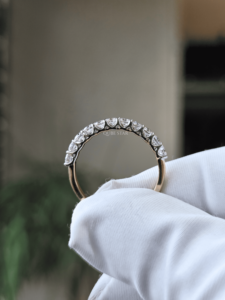 แหวนเพชรทรงกลมเพาะเลี้ยงแบบครึ่งวง 0.65 กะรัต ทองคำ ประดับเพชรแบบ Shared Prong สำหรับงานแต่งงาน ครบรอบ หรือเป็นเครื่องประดับสำหรับผู้หญิง - Product Image 3