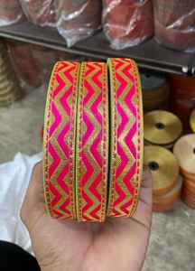 Dentelle dorée importée avec une finition soignée et une qualité de tissu durable pour les marques de mode. - Product Image 2