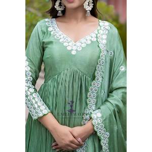 ชุดปักสีเขียวประกายผู้หญิง - Product Image 1