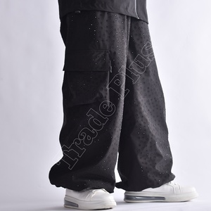 Pantalon de neige noir de haute qualité avec tissu 100% polyester, taille à cordon, poches zippées aux genoux, fermeture velcro et bas élastique - Product Image 3