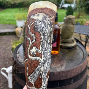 Corne à boire viking moderne, motif Fenrir/Corbeau d'Odin, écologique, faite à la main, durable, en corne de buffle, décoration d'intérieur, cadeau d'affaires, artisanat - Product Image 1