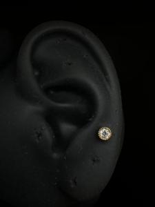 Diamante refinado de 3 mm cultivado en laboratorio con engaste invisible para perforación en oro de 10 quilates - Product Image 2