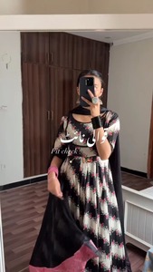 Shivam Hub - Robe Anarkali pour femme, imprimé floral noir et blanc, longueur au sol, avec dupatta, tenue ethnique indienne et pakistanaise en polyester - Product Image 6