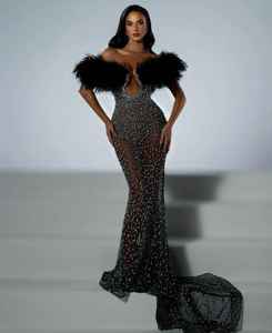 Vestido de Noche de Lujo con Pedrería de Cristal y Plumas, Estilo Sirena, con Hombros Descubiertos y Brillantes Cristales, con Plumas en el Busto - Product Image 2