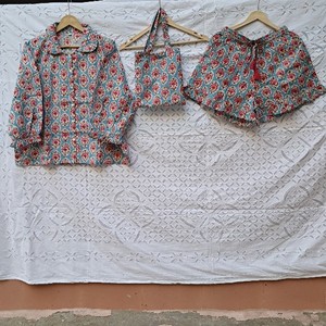 Ensemble de pyjama pour femme bleu ciel à motifs floraux, avec short taille mi-haute en coton, chemise à manches longues et sac fourre-tout assorti - Product Image 1